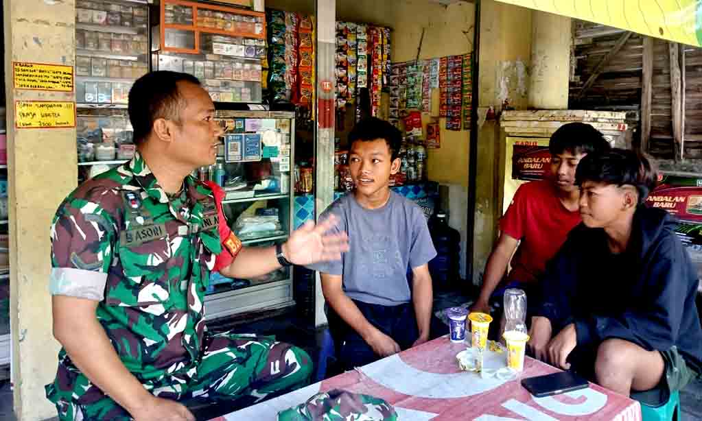 Sambil ngopi bareng, babinsa posramil gerih komsos ajak tokoh masyarakat jaga lingkungan