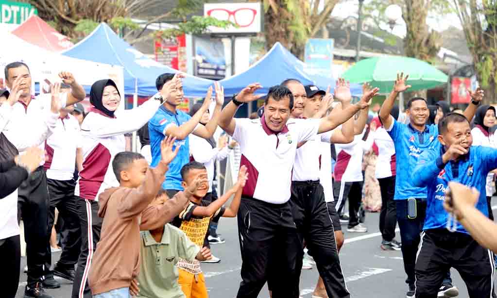 Semarak hari bhayangkara, polres kediri gelar olahraga bersama dan pelayanan publik di cfd pare
