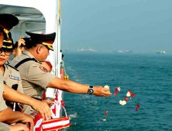 Polda Jatim Tabur Bunga di Laut Kenang Semangat Juang Pahlawan di Hari Bhayangkara ke -79