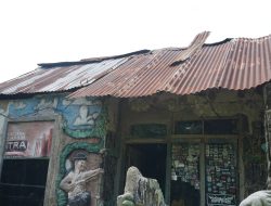 Wabup hj. mimik idayana blusukan ke balongbendo, janjikan renovasi segera untuk dua rumah nyaris roboh