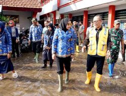 Wabup Mimik Idayana Sidak ke Lokasi Banjir di SMPN 2 Tanggulangin