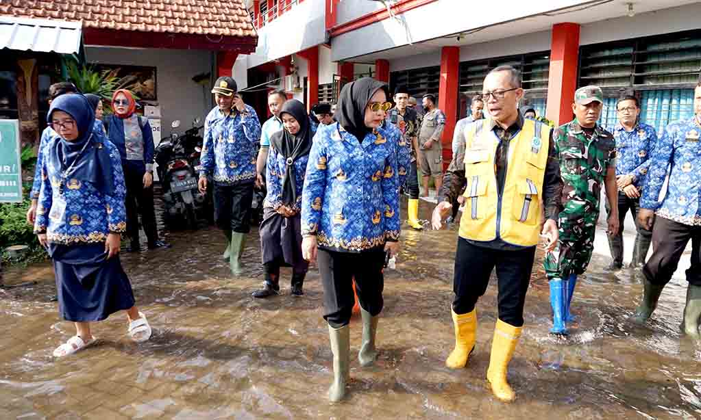 Wabup mimik idayana sidak ke lokasi banjir di smpn 2 tanggulangin