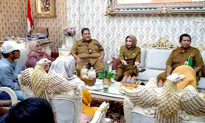 Wabup sidoarjo hj. mimik idayana audiensi dengan pengusaha rumah potong unggas kecamatan taman 2