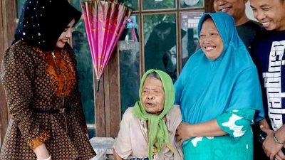 Wabup sidoarjo sidak rumah mbah mesna, lansia umur 90 tahun