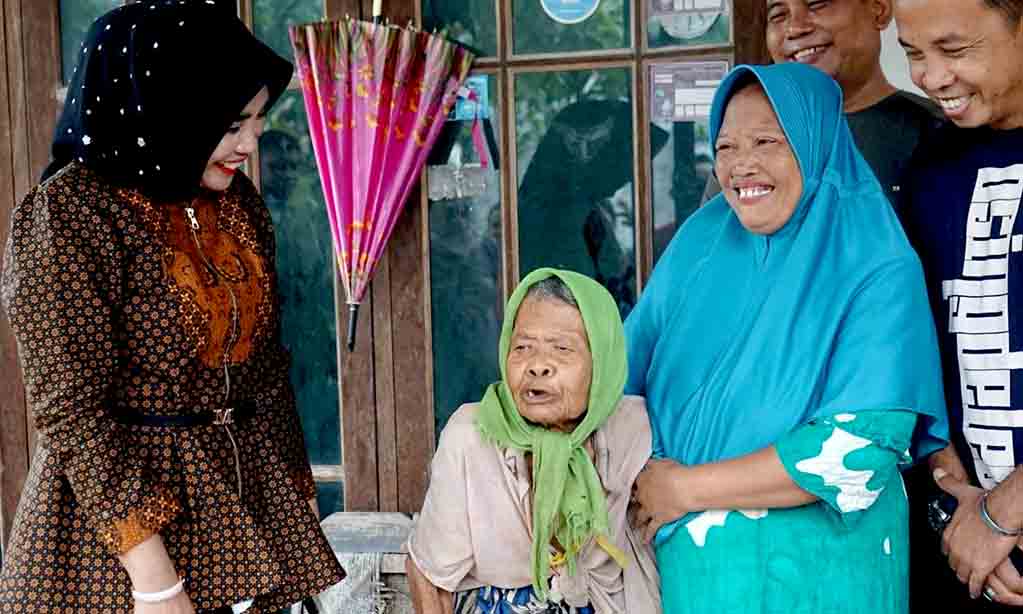 Wabup sidoarjo sidak rumah mbah mesna, lansia umur 90 tahun