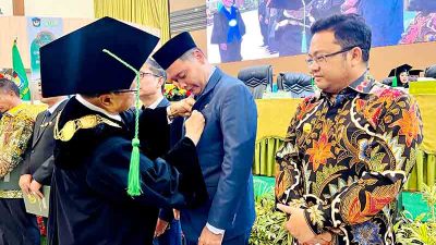 Wakil bupati takalar terima penghargaan alumni berprestasi dari umi makassar