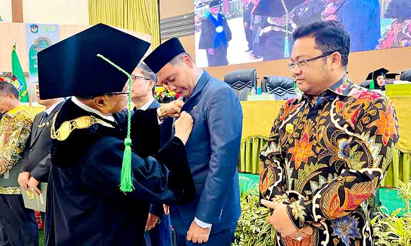 Wakil bupati takalar terima penghargaan alumni berprestasi dari umi makassar