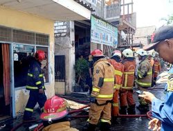Kebakaran Kos-Kosan di Bubutan: Api Berhasil Dijinakkan dalam 16 Menit, Penyebab Masih Diselidiki