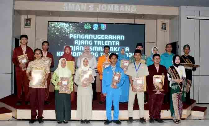 150 siswa berprestasi terima penghargaan dalam ajang talenta jombang 2025