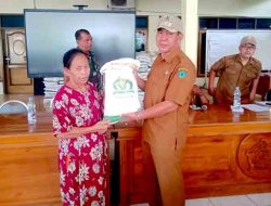Pemdes Kebaron Salurkan Bantuan Beras untuk 207 Keluarga Kurang Mampu