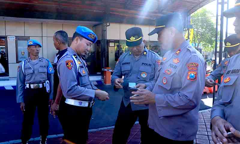 Bidpropam polda jatim lakukan pengecekan disiplin personel polres ngawi