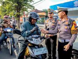 Bukan Razia Biasa, Polres Jember Jadikan Operasi Patuh Semeru Aksi Senyum dan Cokelat untuk Keselamatan