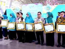 Bupati Bersama Ketua TP. PKK Kab. Takalar Terima Penghargaan Atas Dukungan dan Komitmen 