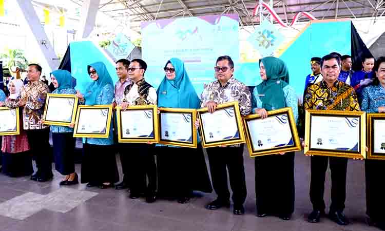 Bupati bersama ketua tp. pkk kab. takalar terima penghargaan