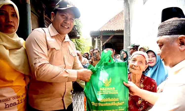 Bupati subandi tinjau dan bantu rehab rumah dua warga kurang mampu