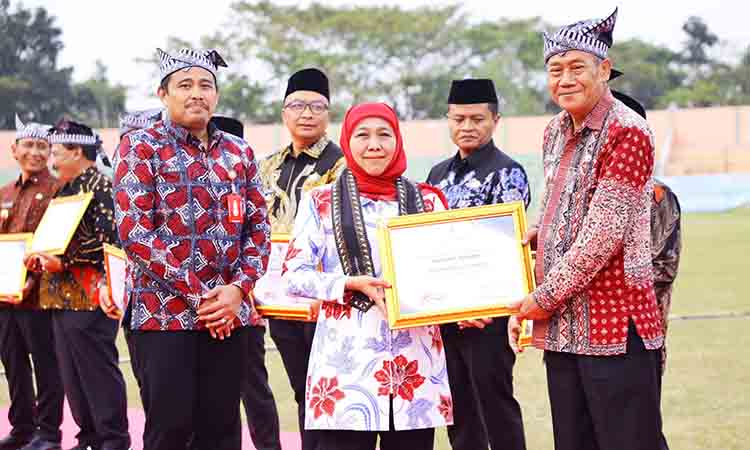 Bupati tuban dianugerahi penghargaan tokoh pembina koperasi jawa timur 2025