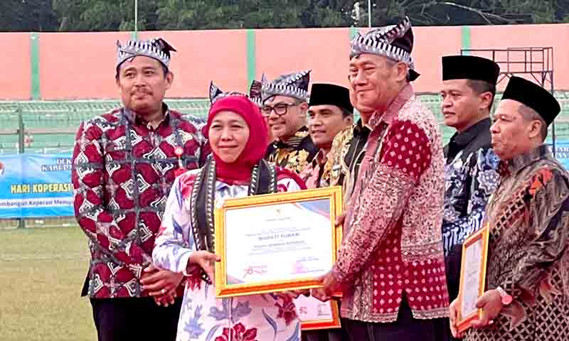 Bupati tuban raih penghargaan tokoh pembina koperasi jawa timur 2025