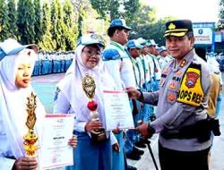 Dekat dan Bersahabat, Polisi Blusukan ke Sekolah Edukasi Tertib Lalin dan Berbagi Hadiah untuk Pelajar di Nganjuk