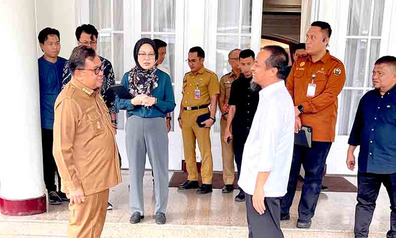 Gubernur, bupati takalar, dan direktur pt huadi nickel 2