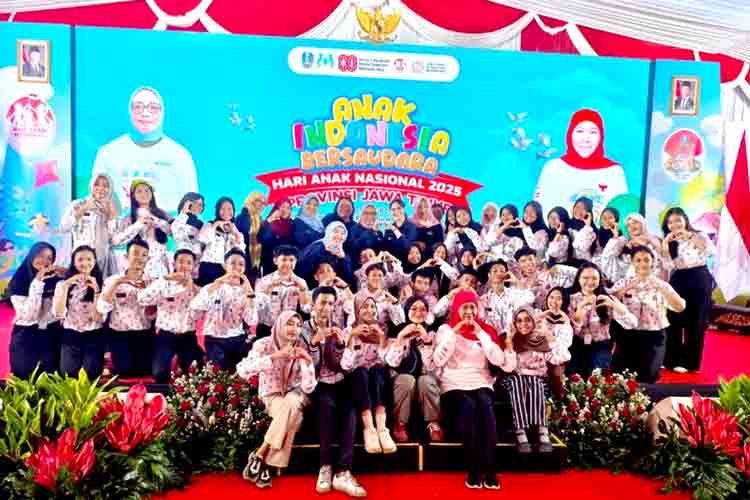 Gubernur jatim dan menteri pppa hadiri puncak hari anak nasional 2025 di pasuruan