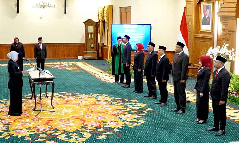 Gubernur khofifah lantik tujuh anggota kpid jatim periode 2025–2028