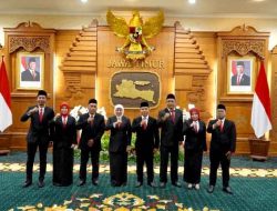 Gubernur khofifah lantik tujuh anggota kpid jatim periode 2025–2028 2
