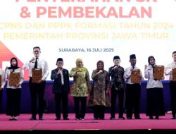 Khofifah Serahkan SK dan Bekali Ribuan ASN Baru Pemprov Jatim: “Bukan Sekadar Pegawai, Tapi Pilar Perubahan”