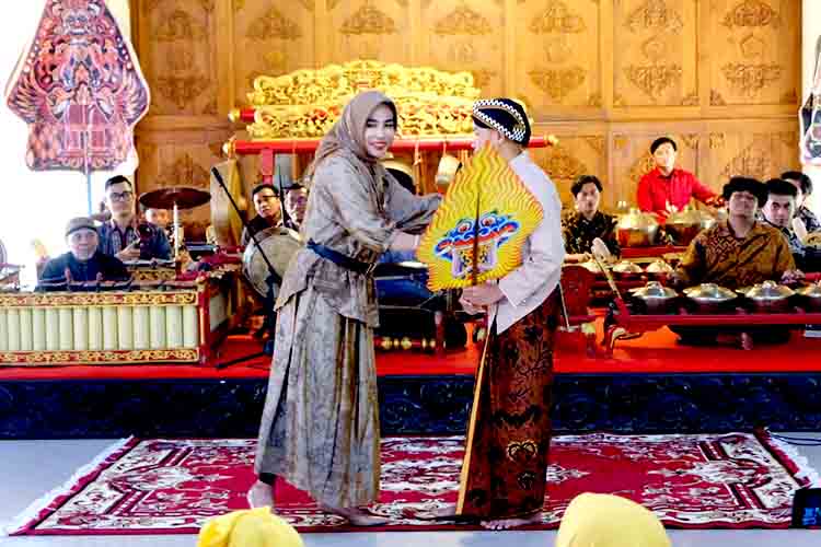 Hadiri festival gamelan gamelan kahuripan