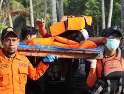 Tim SAR Gabungan Evakuasi 27 Penumpang Korban KMP Tunu Pratama Jaya Tenggelam Di Perairan Selat Bali