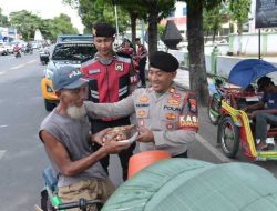 Patroli Humanis, Polres Situbondo Berbagi Nasi Kotak kepada Warga dan Pelajar
