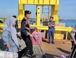 Polri Untuk Masyarakat : Polres Situbondo Patroli di Pelabuhan Jangkar Bantu Penumpang Kapal