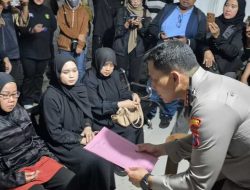 Kapolresta Banyuwangi Serahkan Korban KMP Tunu Pratama Jaya Asal Malaysia kepada Keluarga untuk Dimakamkan