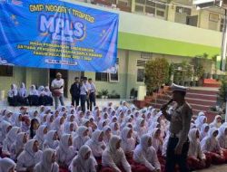 Operasi Patuh Semeru 2025, Polres Mojokerto Edukasi Pelajar Tertib Lalin dan Berbagi Helm Gtatis