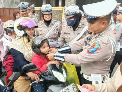 Polisi Menyapa : Operasi Patuh Semeru 2025 Polres Jember Sebar Brosur Edukasi Tertib Lalin Bagi Pengguna Jalan