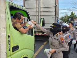 Polresta Banyuwangi Berbagi Mamiri Kepada Pengguna Jalan yang Terjebak Kepadatan Pelabuhan Ketapang