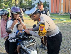Operasi Patuh Semeru 2025 Polres Probolinggo Beri Hadiah Bagi Pengendara yang Tertib Lalu Lintas