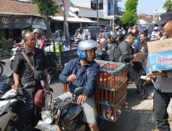 Polisi Peduli : Polres Bondowoso Berbagi Air Minum kepada Warga yang Antri di SPBU