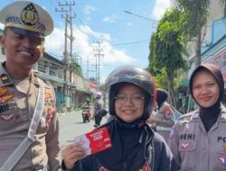 Tertib Berlalu Lintas, Pengendara Dapat Hadiah voucher dari Anggota Satlantas Polres Kediri Kota