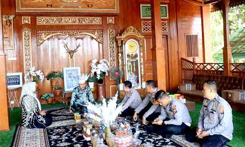 Kapolres bojonegoro jalin silaturahmi dengan ketua dprd