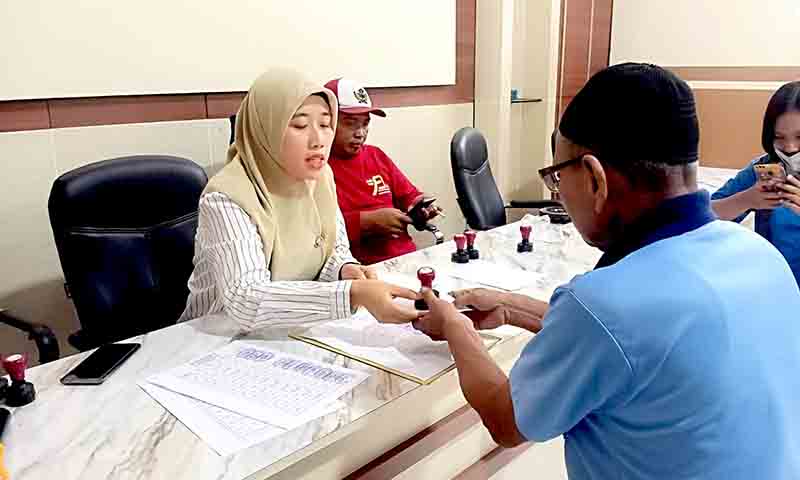 Ketua rt dan rw desa kawu gembira terima honor operasional tiga bulan