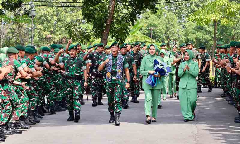 Kunjungan kerja pangkostrad, tanamkan nilai positif di yonarmed 12 kostrad