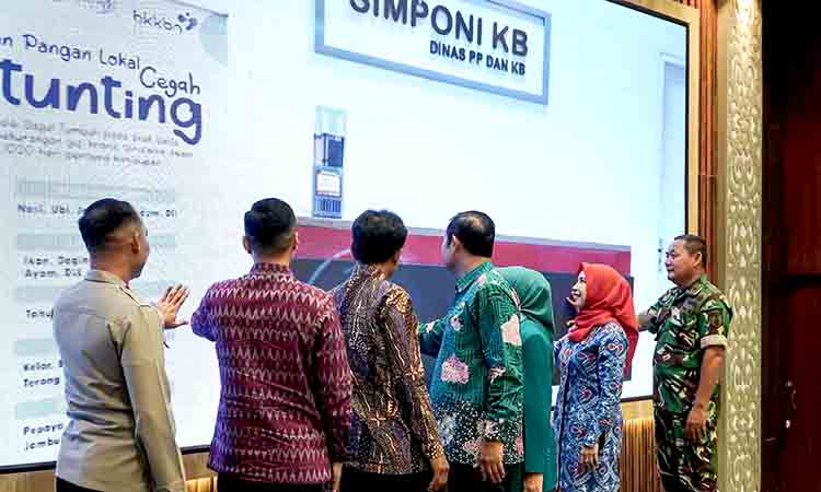 Lamongan peringati harganas ke 32 wisuda orang tua hebat dan inovasi layanan kb