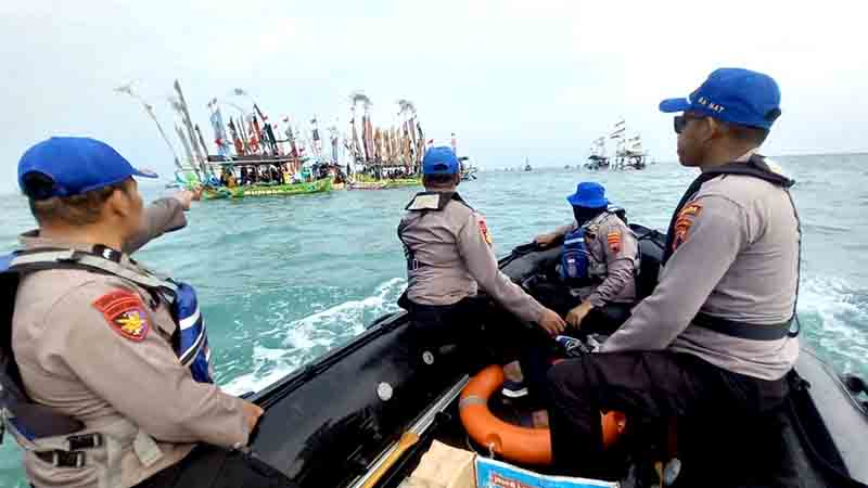 Larung sesaji di comal, kabupaten pemalang