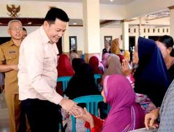 Bupati Subandi Tinjau Penyaluran Bantuan Pangan di Wonoayu, Warga Diimbau Manfaatkan untuk Konsumsi Pribadi