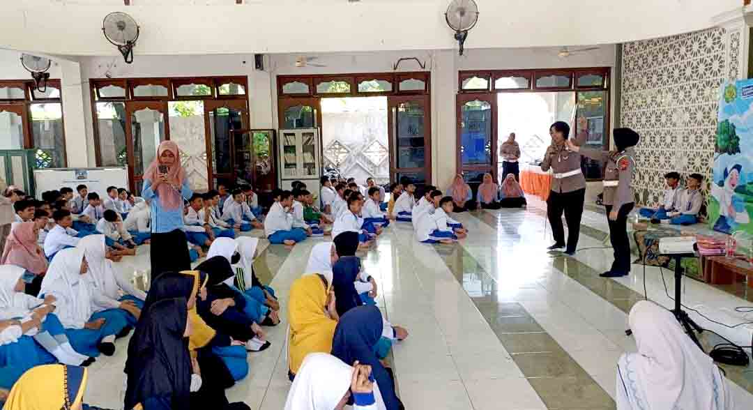 Operasi patuh semeru 2025 ditlantas polda jatim edukasi pelajar tertib lalu lintas