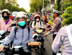 Ops Patuh Semeru 2025, Satlantas Polres Ngawi Berbagi Nasi Kotak Di Simpang Empat Kartonyono