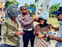Ops Patuh Semeru, Polantas Ngawi Bagi-bagi Helm Gratis Untuk Pengguna yang Tertib Berlalu Lintas