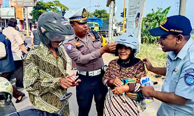 Ops patuh semeru, polantas ngawi bagi bagi helm
