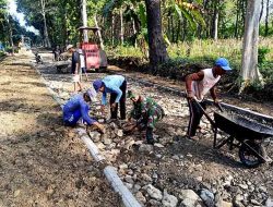 Peduli Lingkungan, Babinsa Bringin Kerja Bakti Bersama Warga Perbaiki Jalan Penghubung Antar Dusun