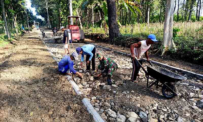Peduli lingkungan, babinsa bringin kerja bakti bersama warga perbaiki jalan penghubung antar dusun 2